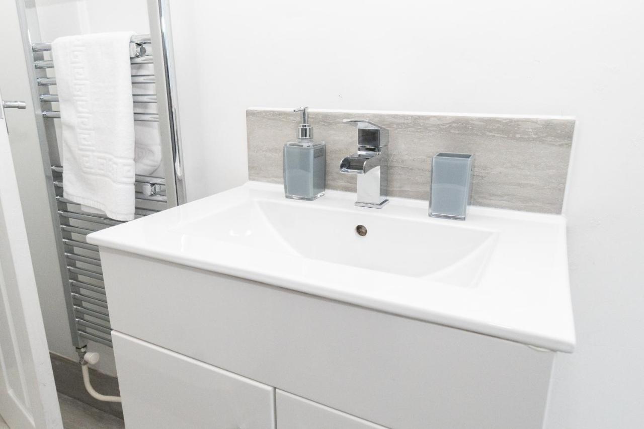 Business Friendly 3Br Home - King Size Beds & Centrally Located Σουόνσι Εξωτερικό φωτογραφία